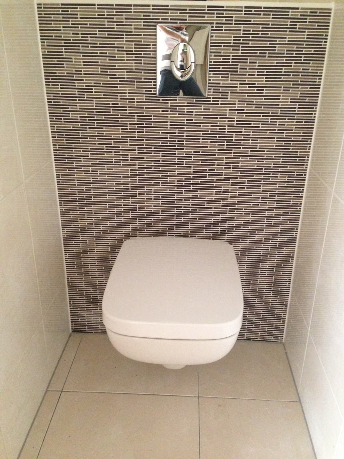WC suspendu, mur mosaïque